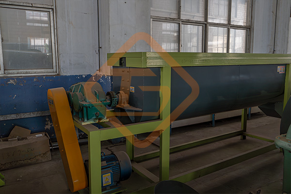 有機(jī)肥雙軸臥式攪拌機(jī)