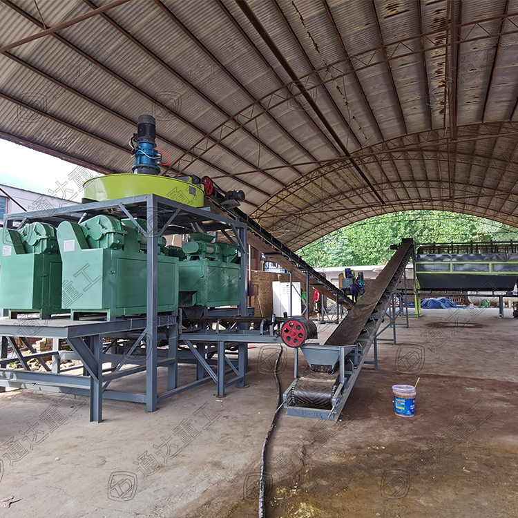 復合肥生產設備是一種以雞、豬、牛、羊類糞便、城市污泥等為主要原料，添加一定量氮肥、磷肥、鉀肥、硫酸鎂、硫酸亞鐵等物質，以