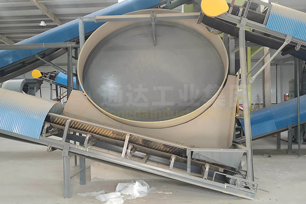 有機肥圓盤造粒機在歷史中很長一段時間內,球形顆粒造粒的主要設備,直到新型有機肥造粒機和攪齒等的出現,才逐漸在肥料加工生產線設備中利用率降低。